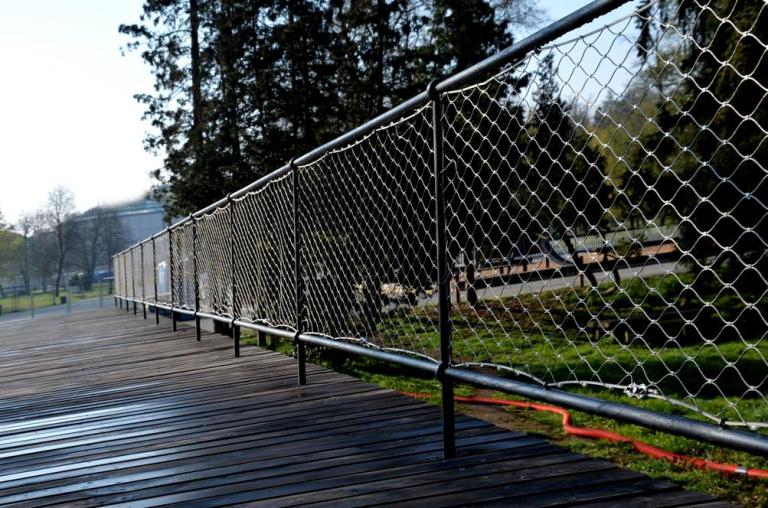 Une passerelle métallique en inox relie deux niveaux à Cambrai.